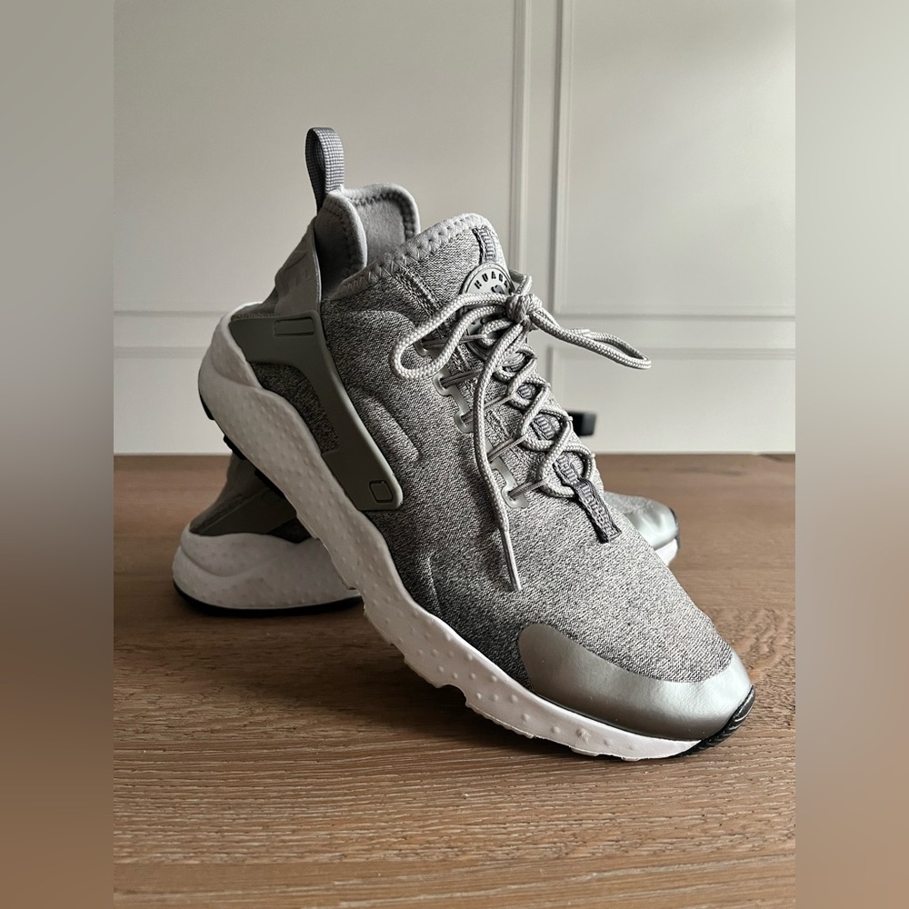Nike Womens Air Huarache Ultra SE Sneakers (US9)